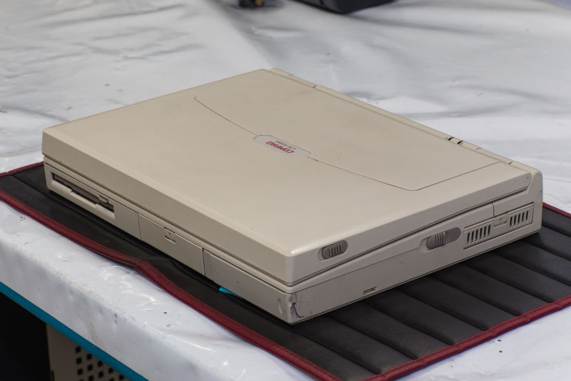 Illustration for article titled Un viejo laptop de los 90 es la única llave que existe para uno de los deportivos más cotizados